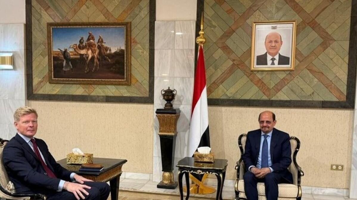 The Special Envoy for Yemen, Hans Grundberg (left), with the Foreign Minister of Yemen, Shaya Al-Zindani