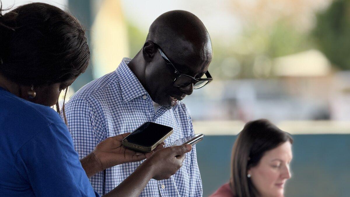 Des représentants posent pour une photo à côté d’une moto.