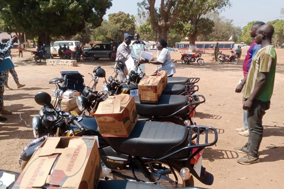 Des fournitures sont transportées sur des sièges de moto.