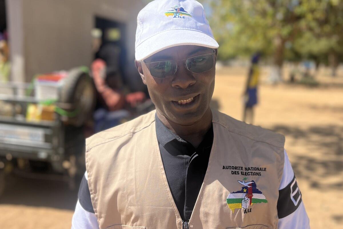 Un représentant de l’Autorité Nationale des Élections est photographié.