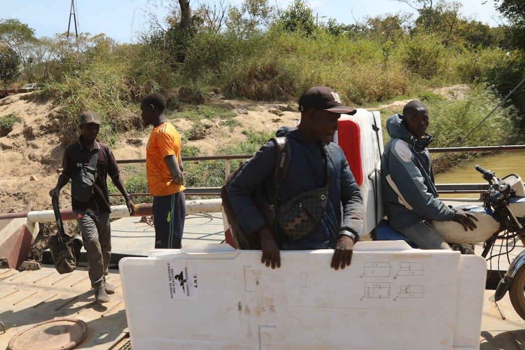 Un groupe se tient à bord d'un bateau.