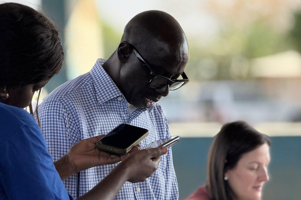 Des représentants posent pour une photo à côté d’une moto.