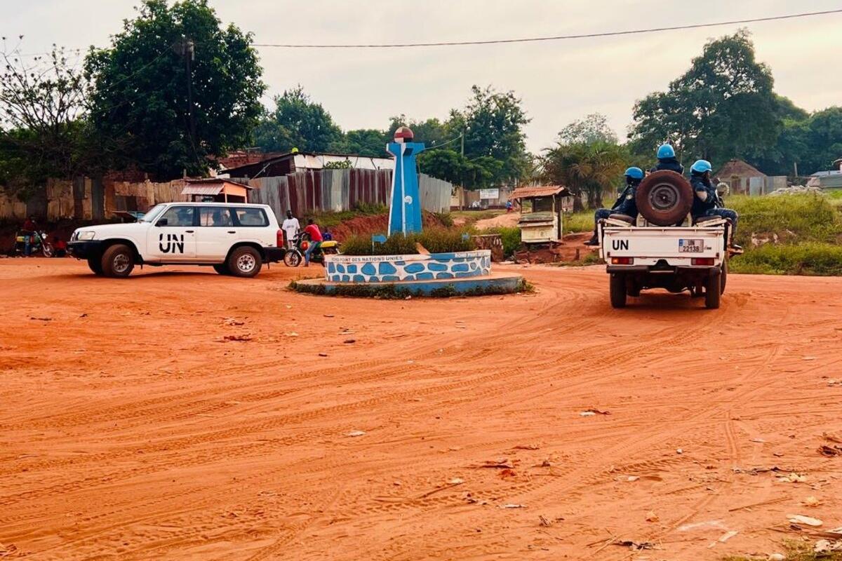 Des Casques bleus montent à bord d'un véhicule de l'ONU.
