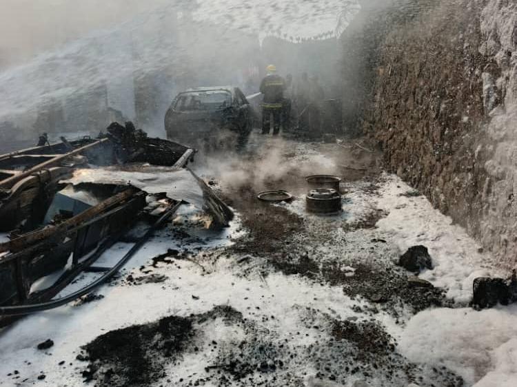 Un véhicule incendié reste sur les lieux après un incendie.