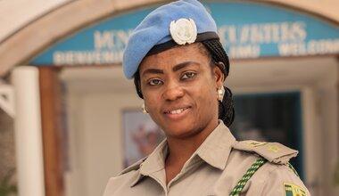 Un soldat de la paix pose pour une photo de portrait.
