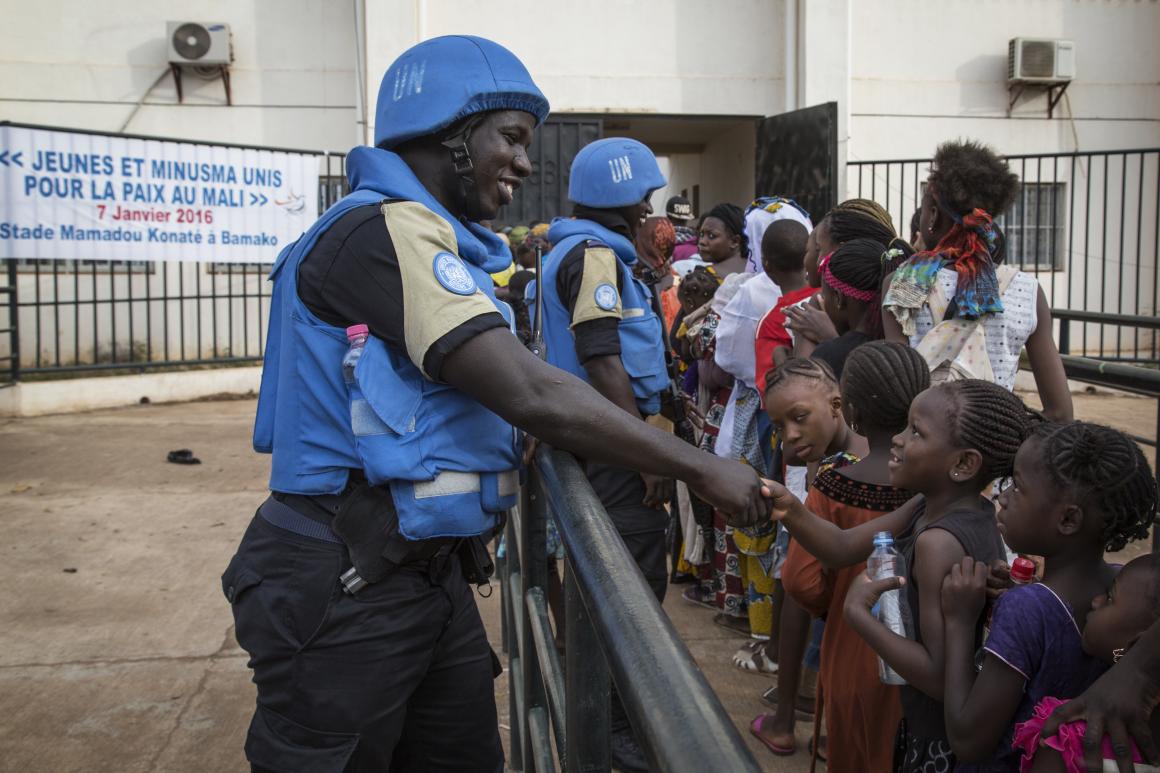 La MINUSS mène des exercices de formation au contrôle des émeutes avec des policiers de quatre pays contributeurs de la police des Nations Unies à Juba, au Soudan du Sud. Photo ONU / JC McIlwaine Un officier de l'Unité de police formée de la MINUSMA (FPU) s'entretient avec des Maliens en patrouillant à l'extérieur du stade Mamadou Konaté lors d'une manifestation sportive. Photo ONU: Marco Dormino
